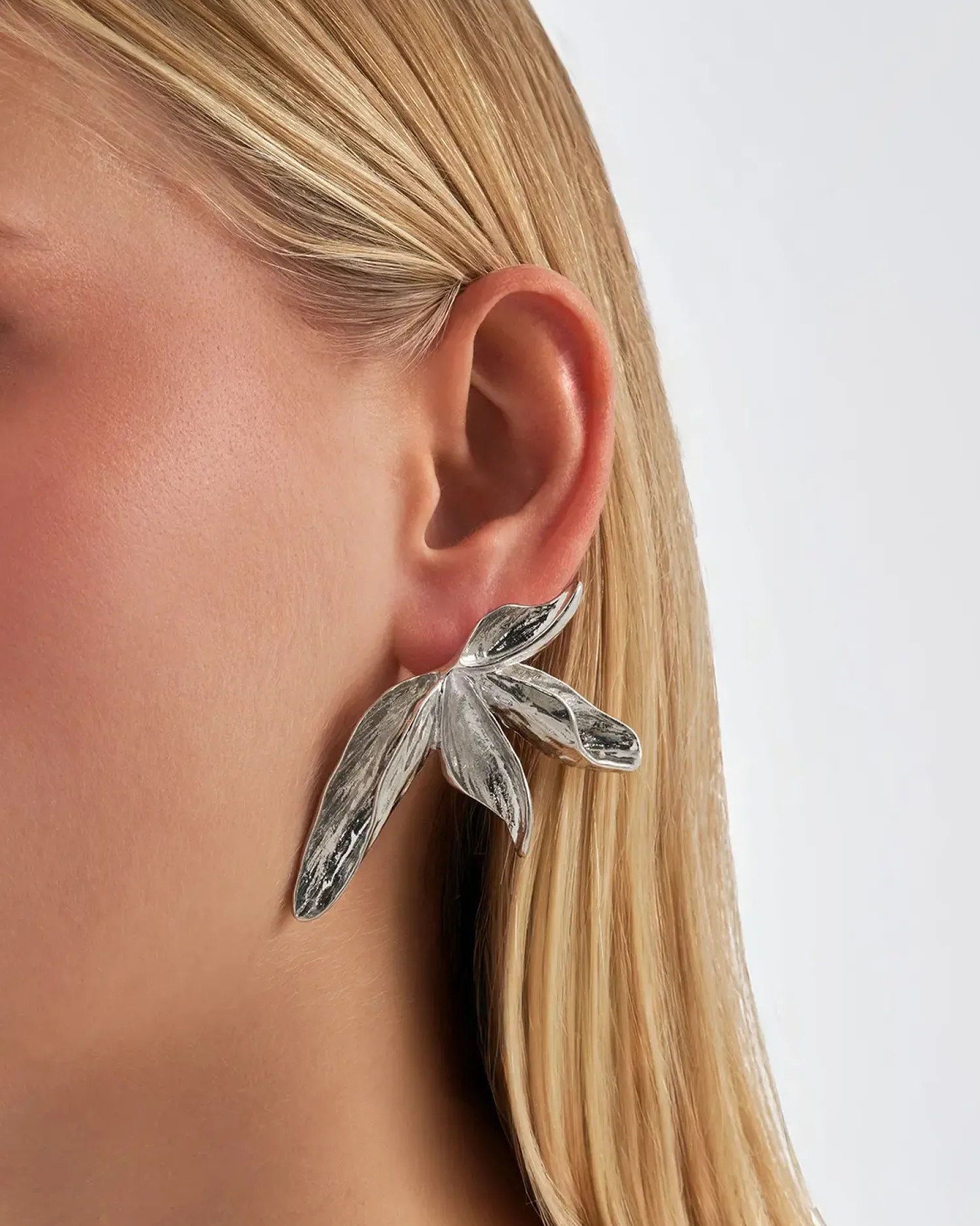 New Bijou Brigitte Orecchini a perno - Half Petals